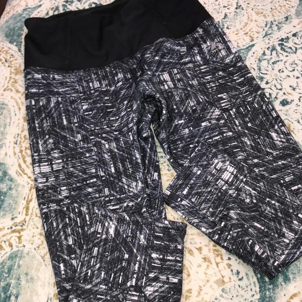 Small black & white print Fitness gym leggings - Image 4