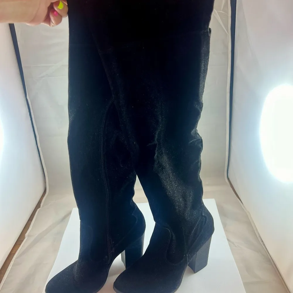 Forever 21 Over the Knee Black Suede Boots - Image 4