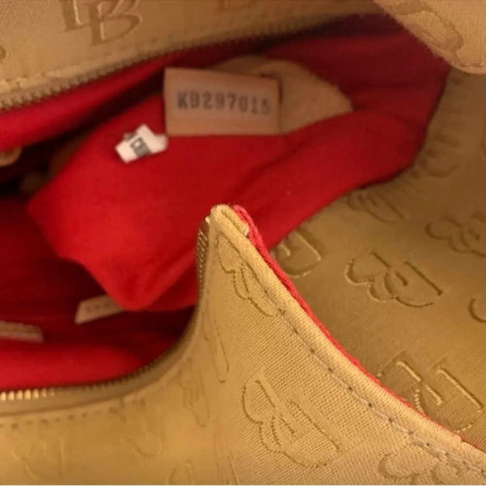 Dooney & Bourke tan and brown canvas signature hobo Shoulder Bag Vintage Y2K - Image 7