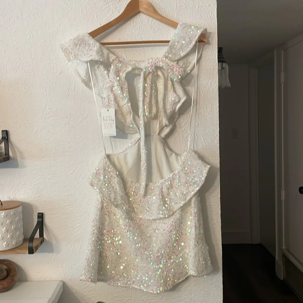 NWT Show Me Your Mumu Zoey Mini Dress
Sparkling White Sequin Dress Size Small - Image 7