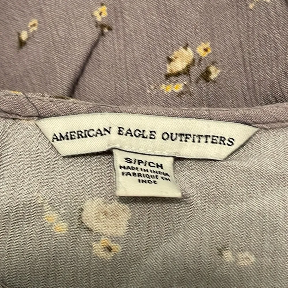 American Eagle  Ruched Front Floral Short Sleeve Tee - Image 4