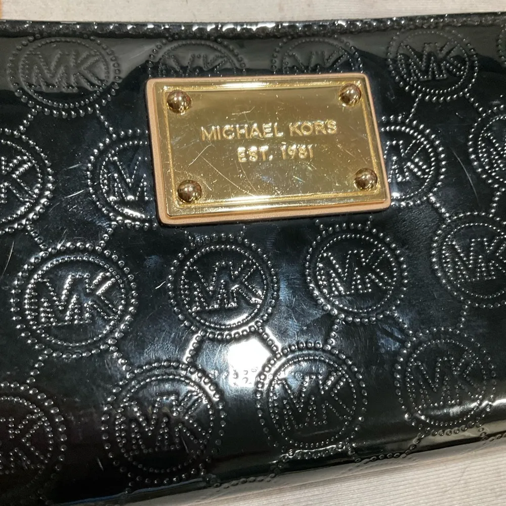 MICHAEL KORS PATENT LEATHER ZIPPY WALLET - Image 5