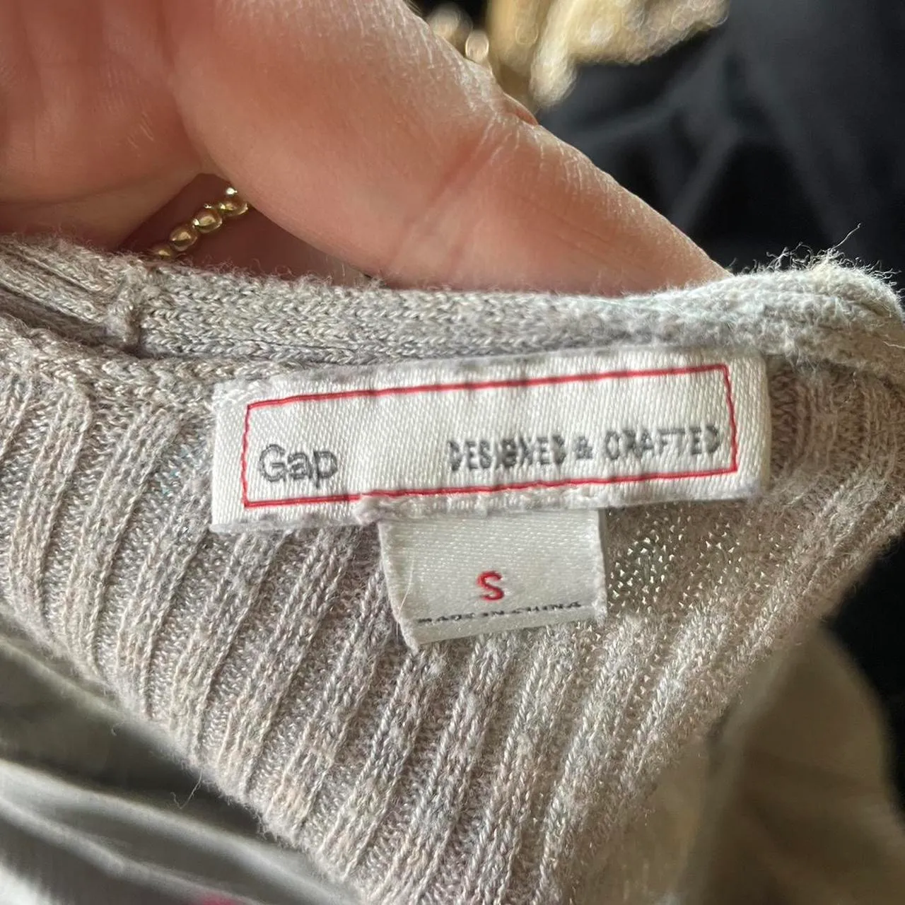 gray v-neck ribbed sweater sz s - Image 4