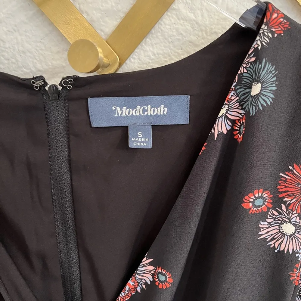 ModCloth Poetic Presence Surplice Floral Dress Black Small - Image 7