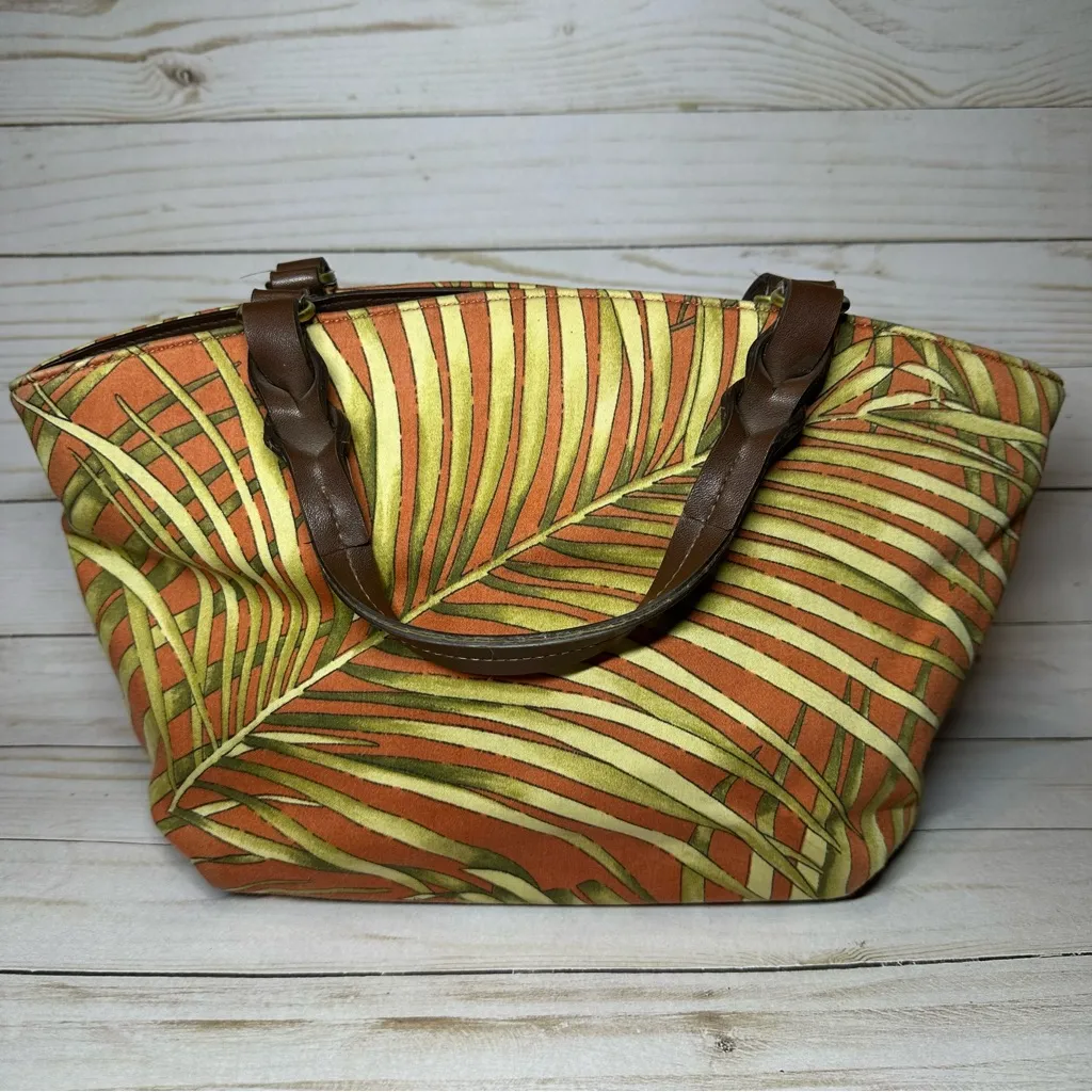 Fossil Vintage Canvas Rust Orange & Green Palm
Caluso Top Zip Shoulder Purse - Image 2