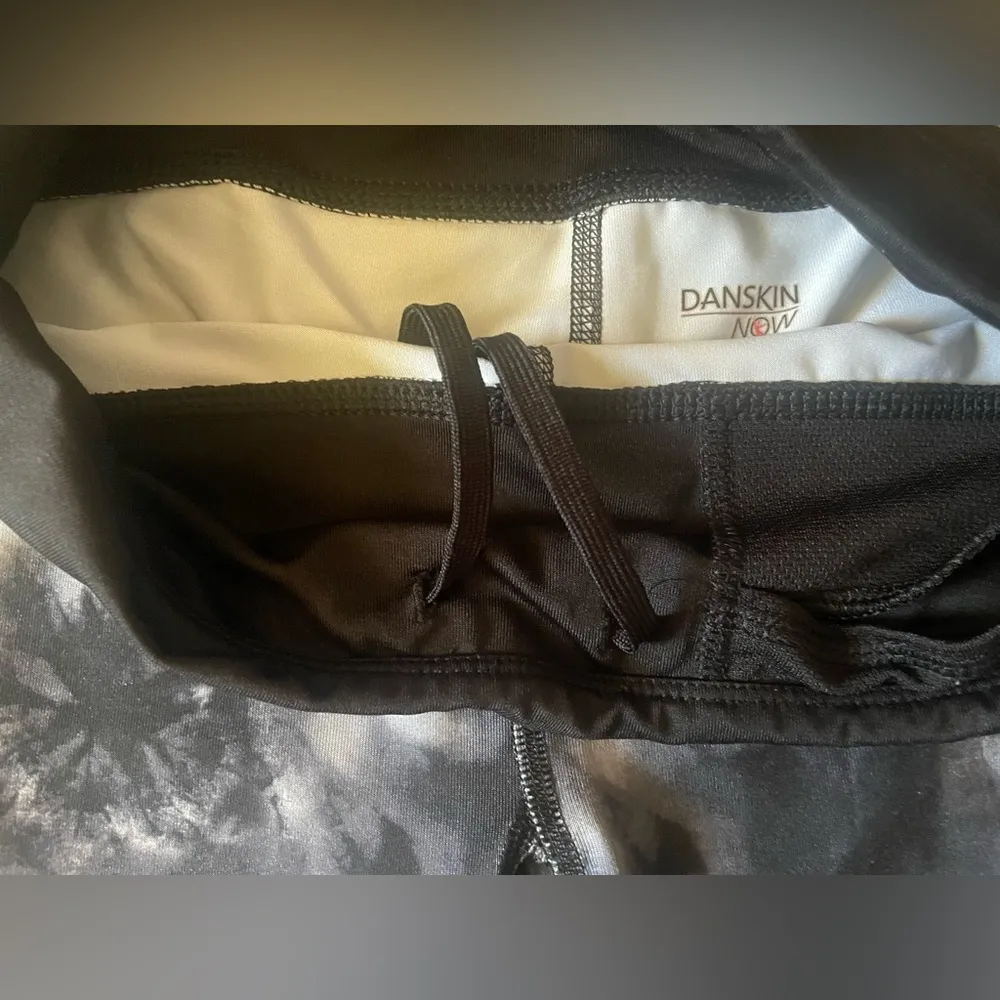 Danskin black and white tyedye capris cropped leggings size xsmall with strings - Image 8