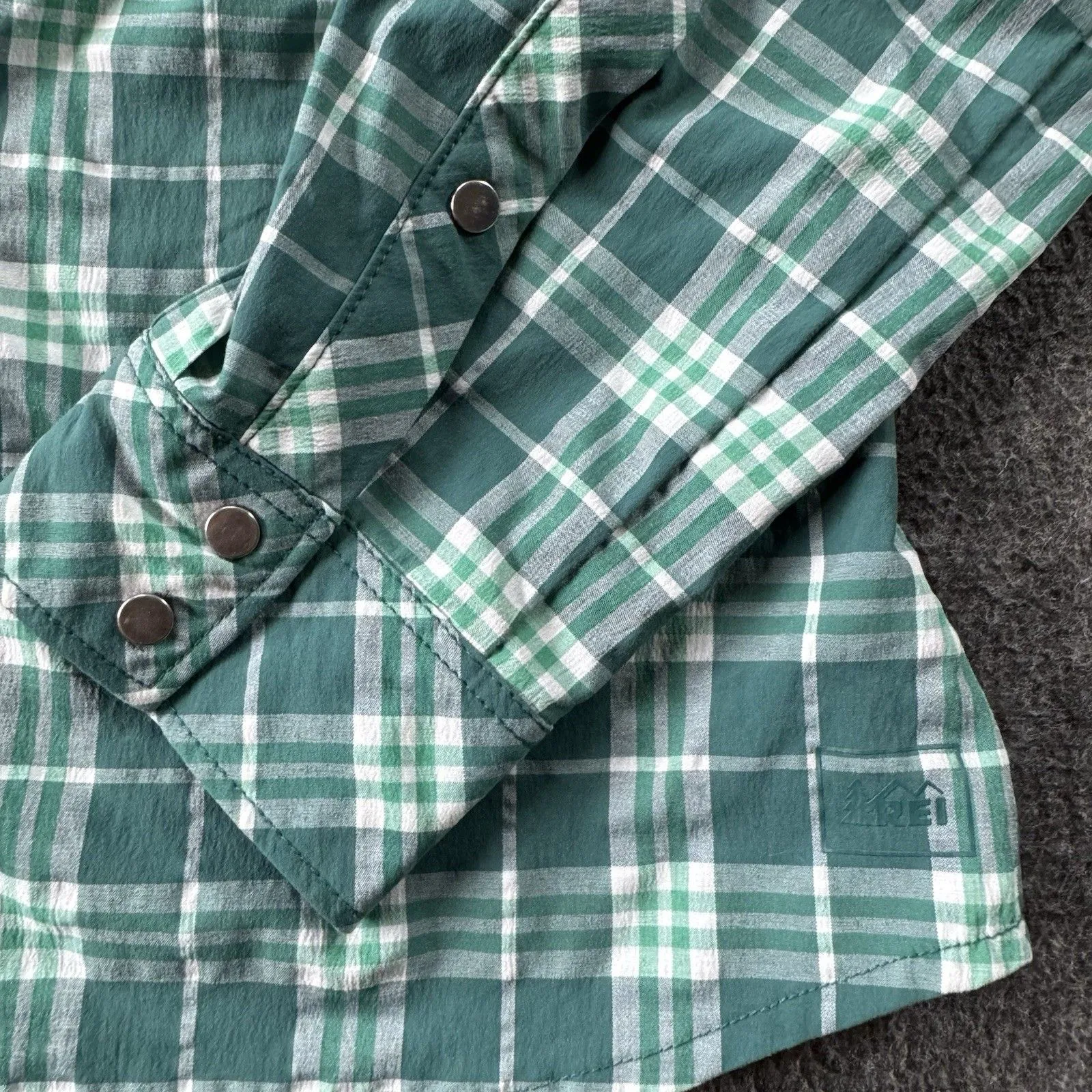Rei Shirt Button Up Metal Snap Women Small Long Sleeve Roll Tap Nylon Fishing Green - Image 7