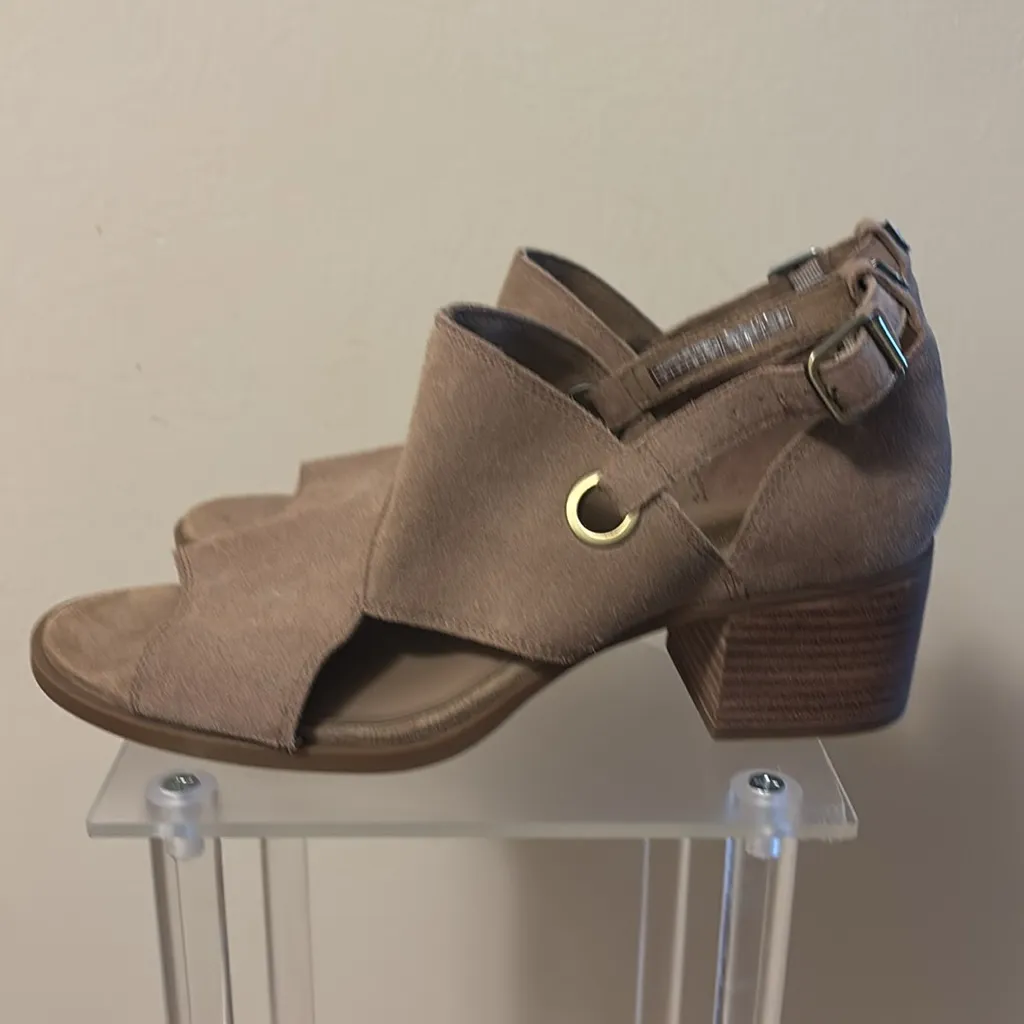Koolaburra By UGG Tan Sandals with Modern Cut-Out Design - Image 6