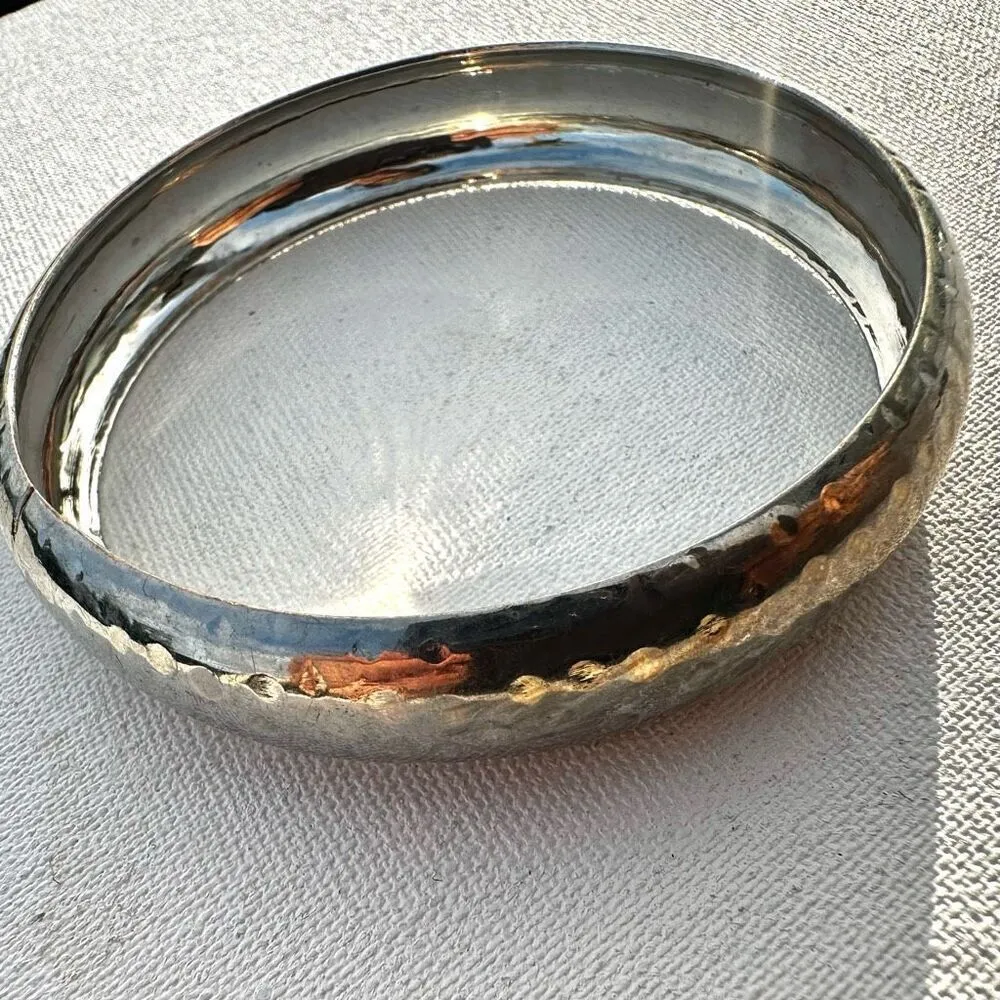 Silver tone hammered bangle bracelet - Image 3