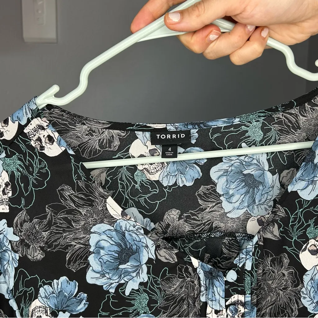 Torrid floral skull flowers novelty print sheer blouse top size 4x dark academia - Image 4