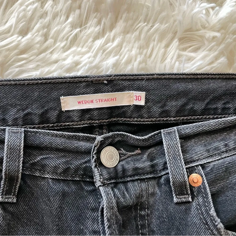 Levi’s raw hem distressed Wedgie jeans - Image 4