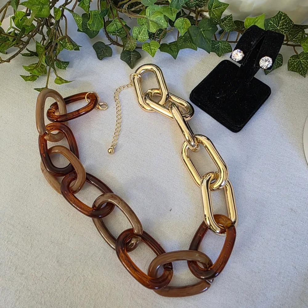 Acrylic Chunky Chain Link Necklace Gold - Image 2