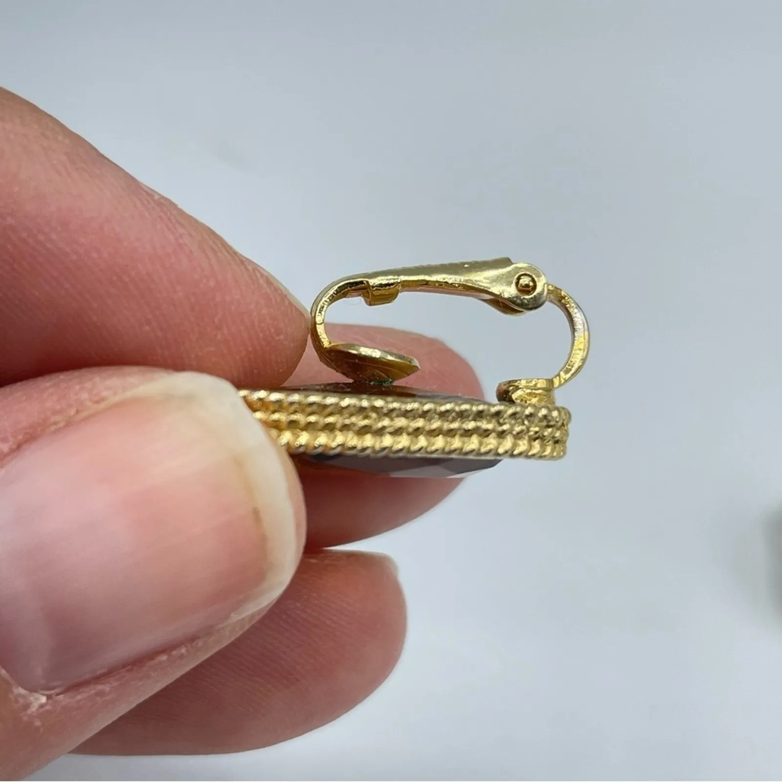 Sarah Coventry Vintage Brown Facetted Glass Gold Tone Clip On Earrings Estate - Image 4