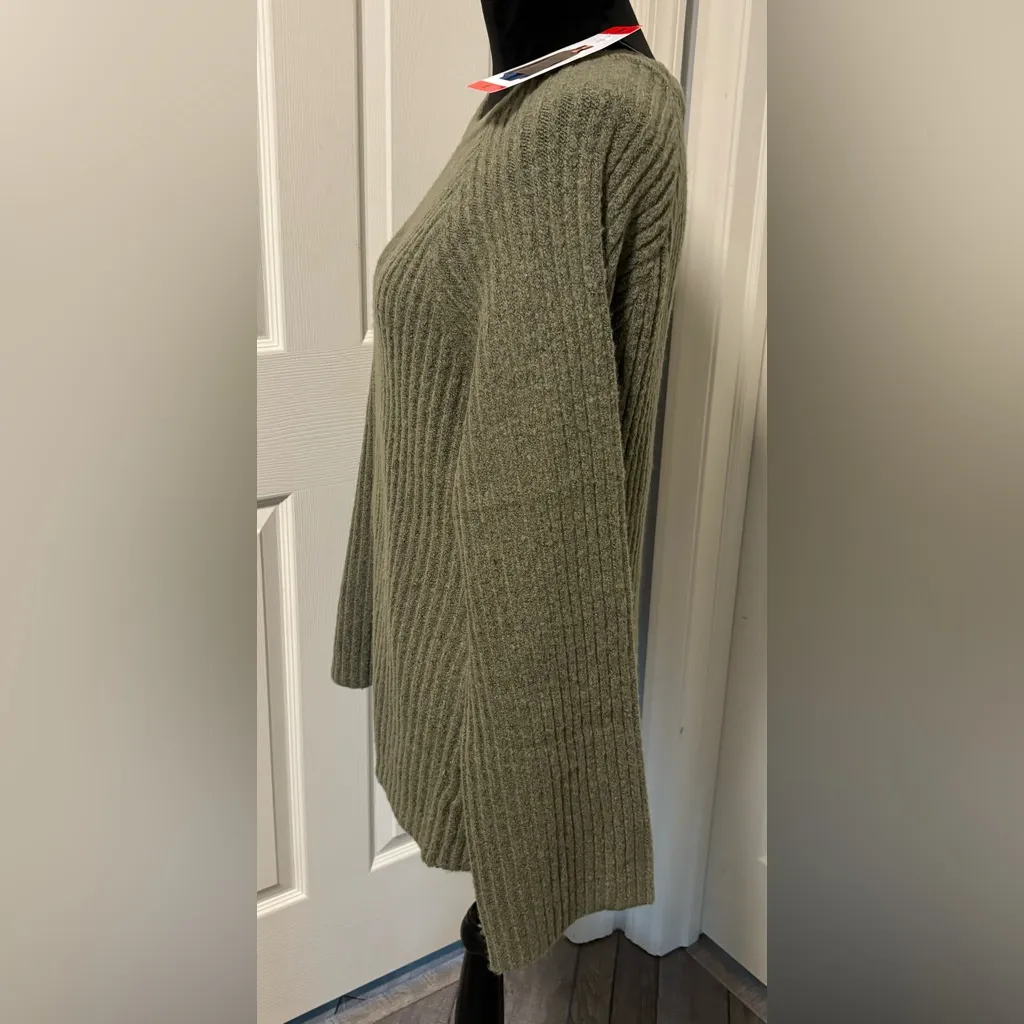 NWT Fever Ribbed Crewneck Sweater with Bell Sleeves Size Medium Green - Image 15