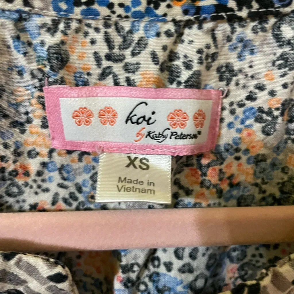 Koi Blue and Orange Floral Scrub top Size XS - Image 3