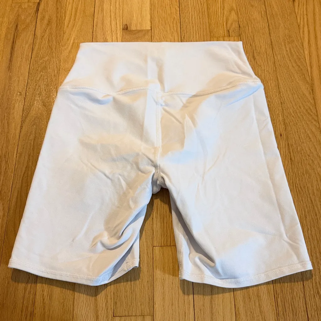 Alo White Biker Shorts Sz M - Image 6