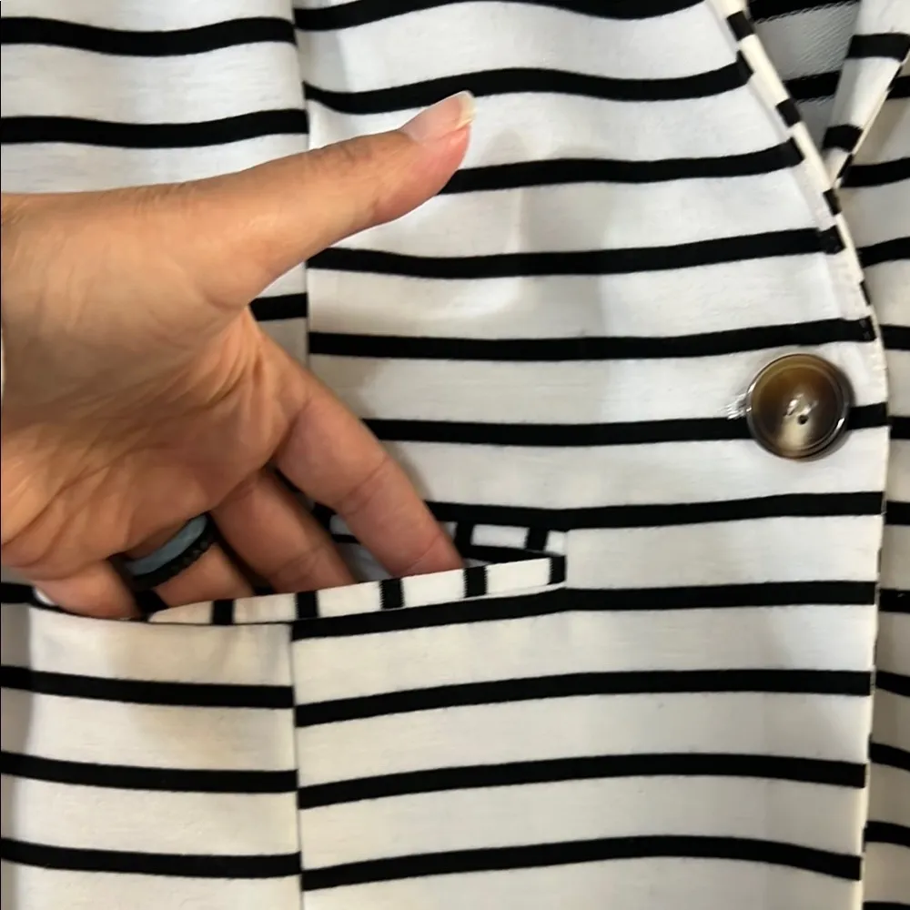 ANDREE BY UNIT Black and White Striped Knit Blazer - Image 3