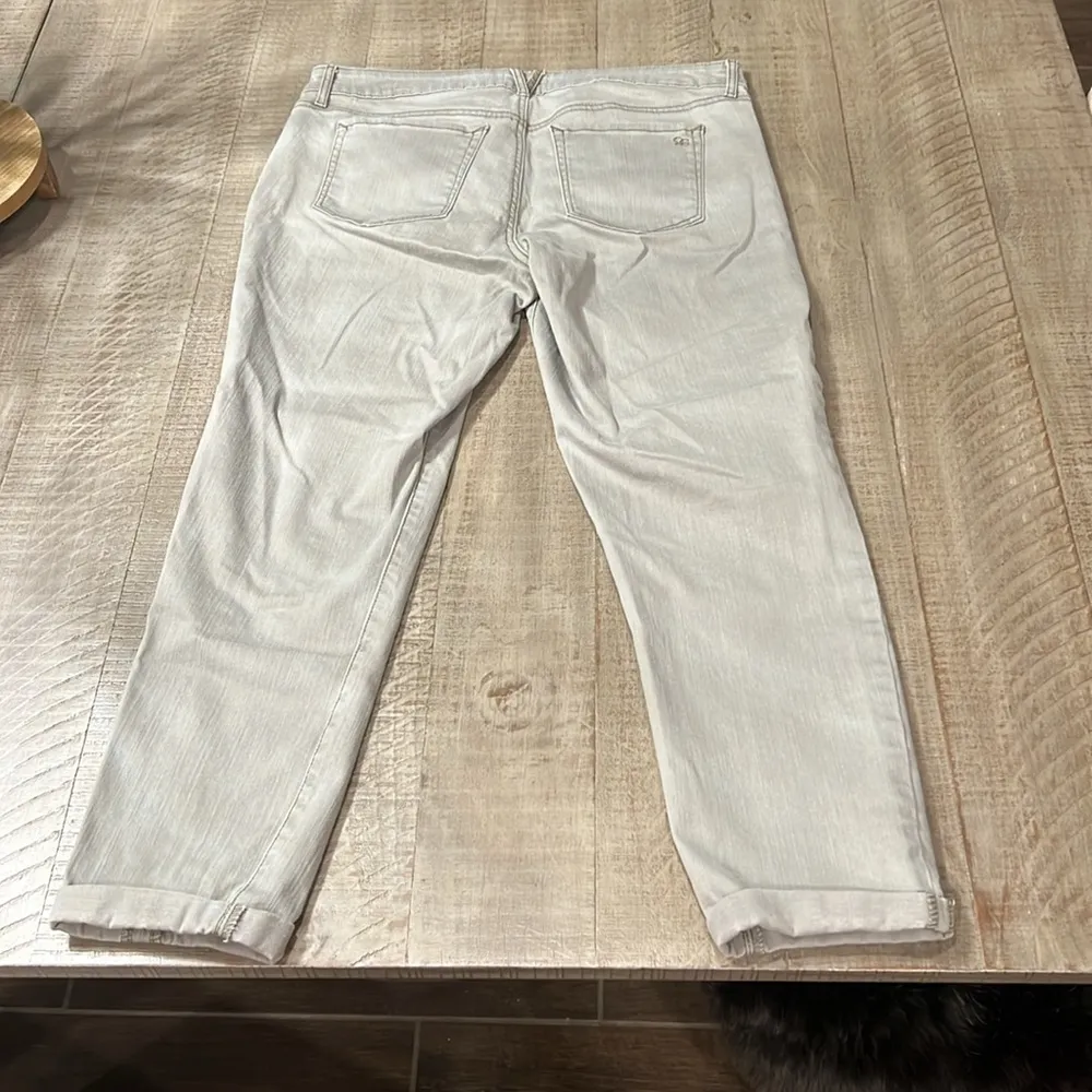 Like new Jessica Simpson sage green rolled crop skinny jeans - Image 4