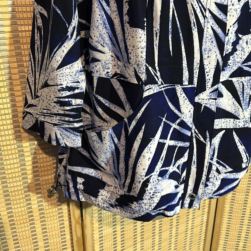 Chico's Zenergy Navy Blue White Zip Front Batik Palm Fern Print Jacket 2/Med - Image 6
