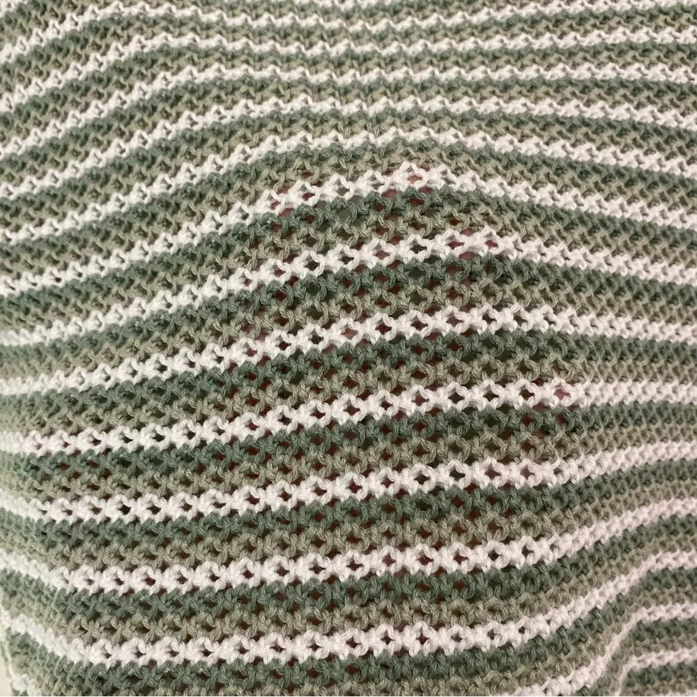 Hollister Green and White Crochet Knit Crop Top size Small - Image 8