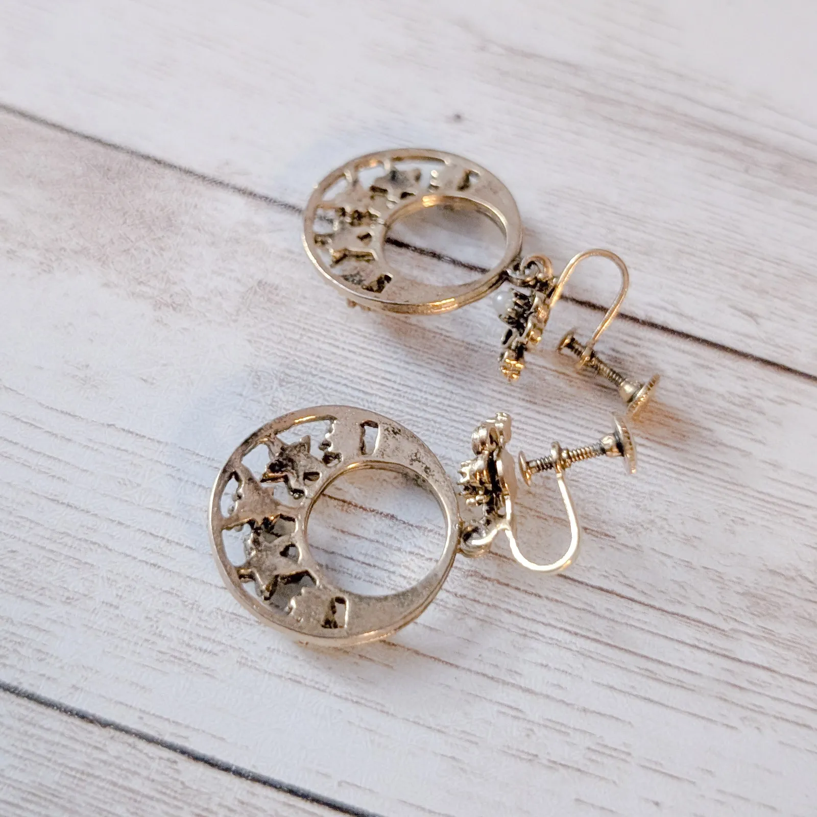 Vintage Screw Back Earrings Ornate Gold Tone & Faux Pearl - Image 5