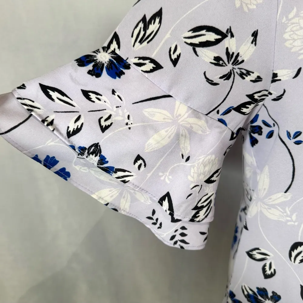 Ivanka Trump lavender white and blue floral short flutter sleeve top size small - Image 3