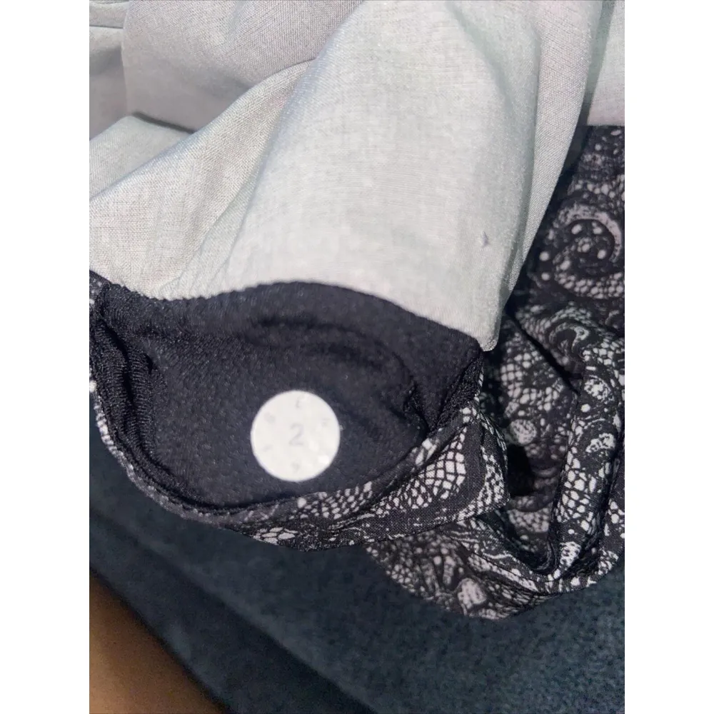 Lululemon Hit It Short 3 1/2" Black White Floral Running Scalloped Edge Size 2 - Image 5