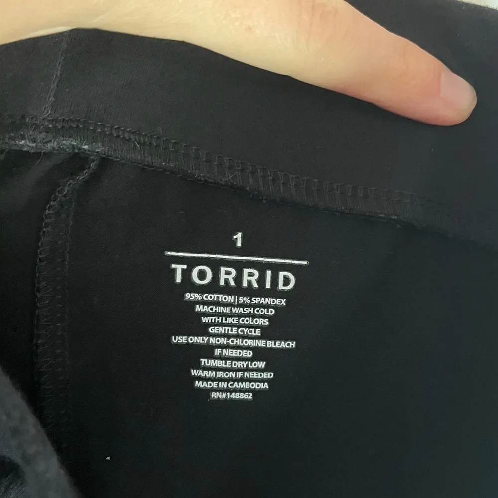 Torrid Black Cropped Comfort Leggings Pockets 1 - Image 6