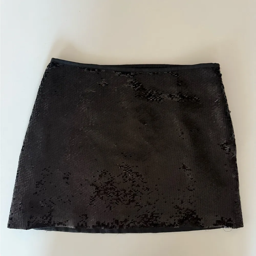 NEW  Sequin Slice Mini Skirt in Black - Image 5