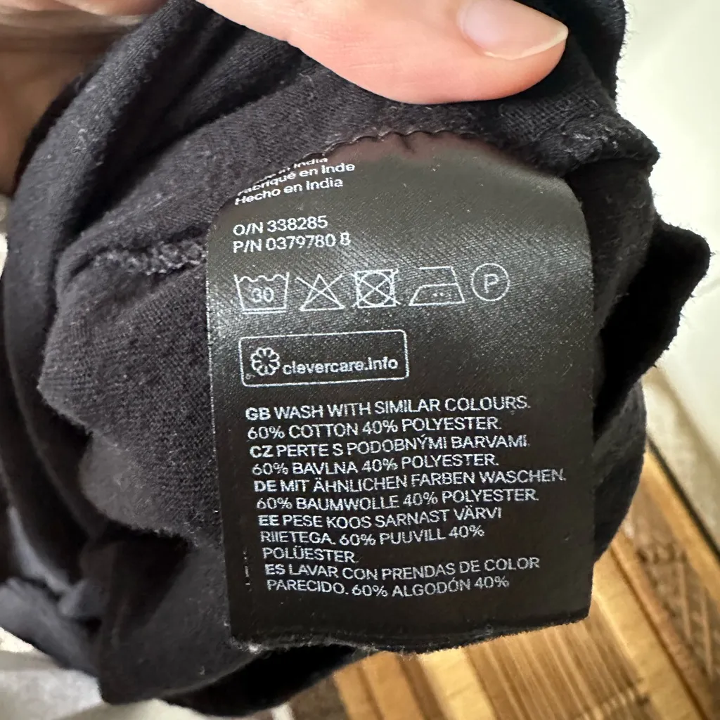 H&M Divided Basic Black and White Shortsleeve Shirt size small - Image 4