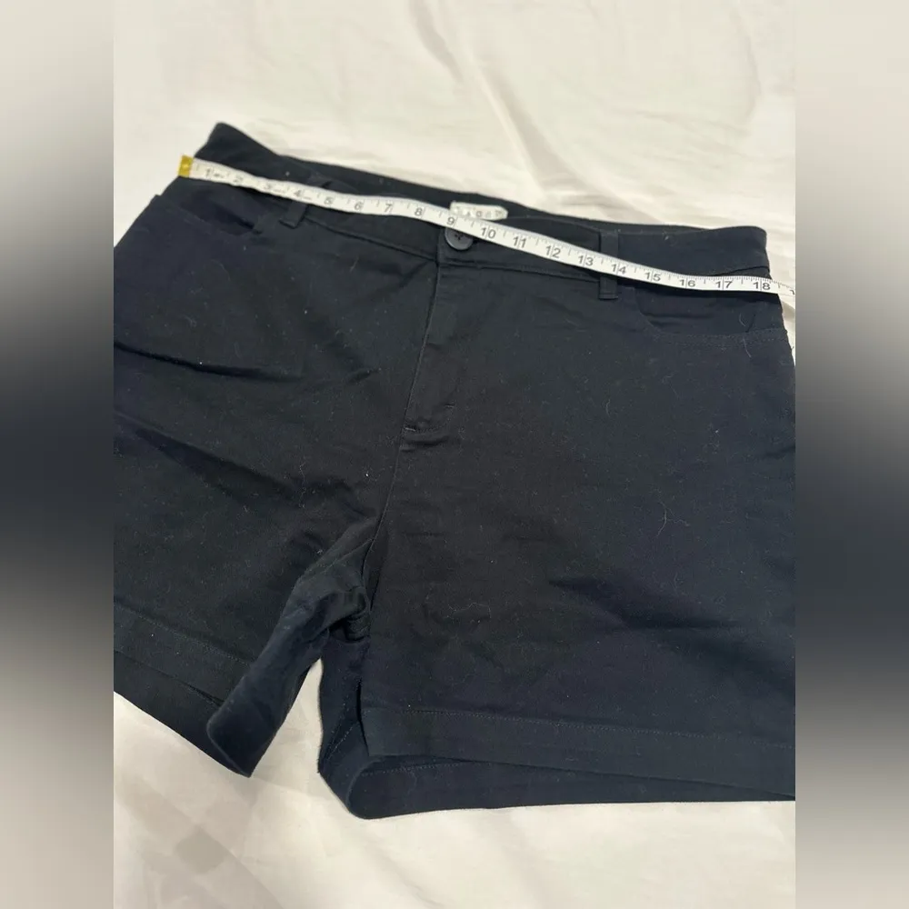 LEE Women’s Sz: 16M Just Below The Waist Black Flat Front Shorts. Slash Pockets. - Image 3