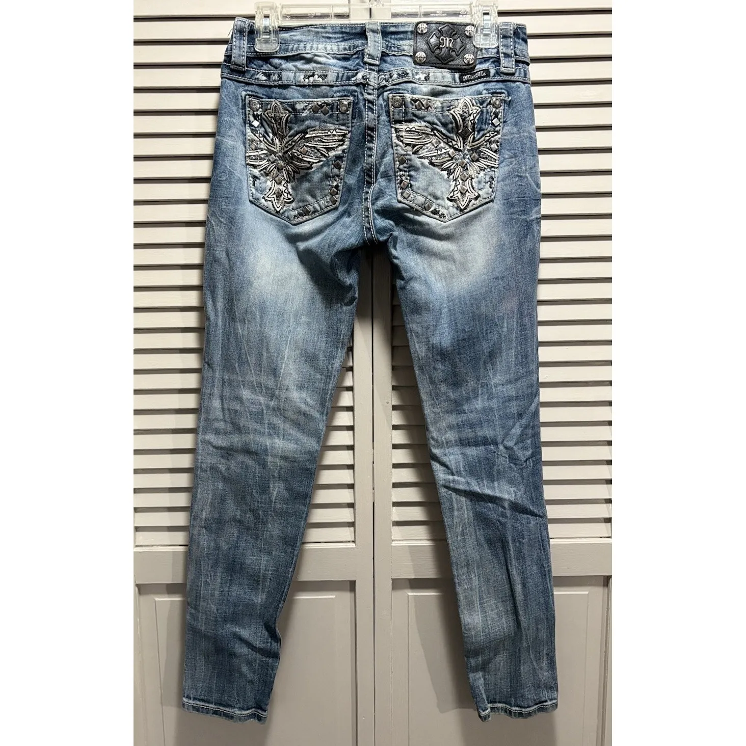 Miss Me Skinny Jeans Embroidered/Gem Light Wash Logo Size 28 Low Rise Boho - Image 4