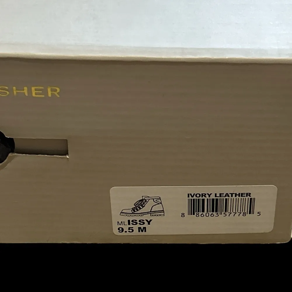 LTD.
Women's Issy Hiker Boots Size 9.5 Ivory EUC in The box - Image 7