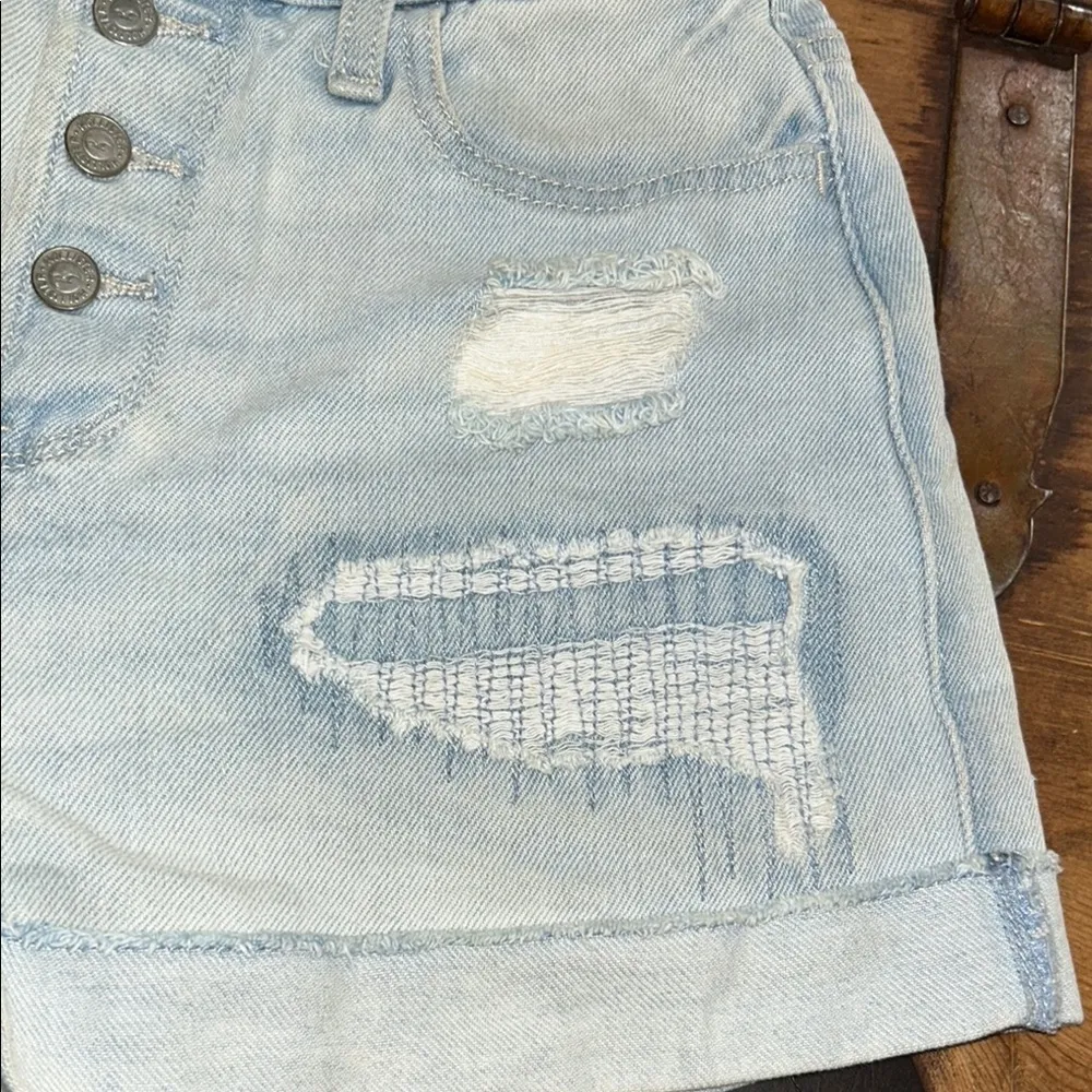 Woman’s Hollister Ultra High Rise Mom Distressed Light Denim Shorts Size 24 - Image 4