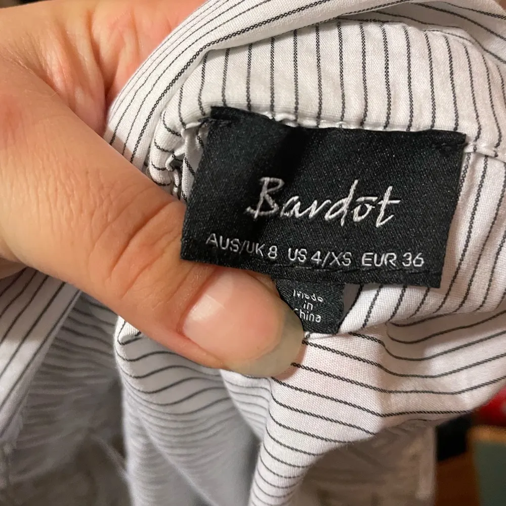 BARDOT WOMENS PINSTRIPE OFF SHOULDER PEASANT BLOUSE - Image 3