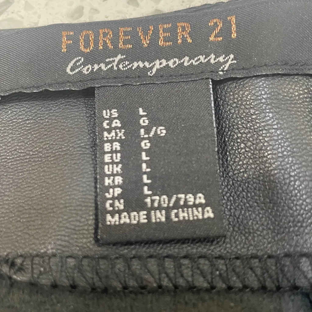 Forever 21 Contemporary Black pencil faux leather skirt size large - Image 4