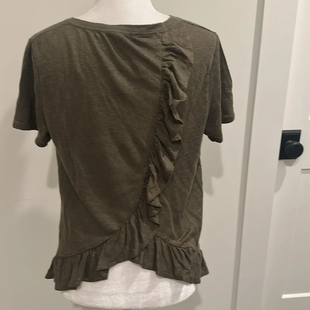 NWT JCrew Olive Green Linen Ruffle Tee Sz M - Image 3