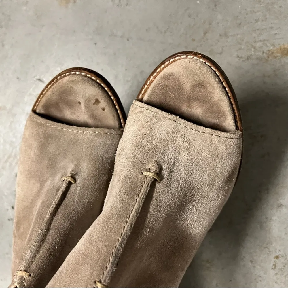 FRYE Courtney Slingback Tan Beige Peeptoe Suede Block Heel Sandals Size 8 EUC - Image 4