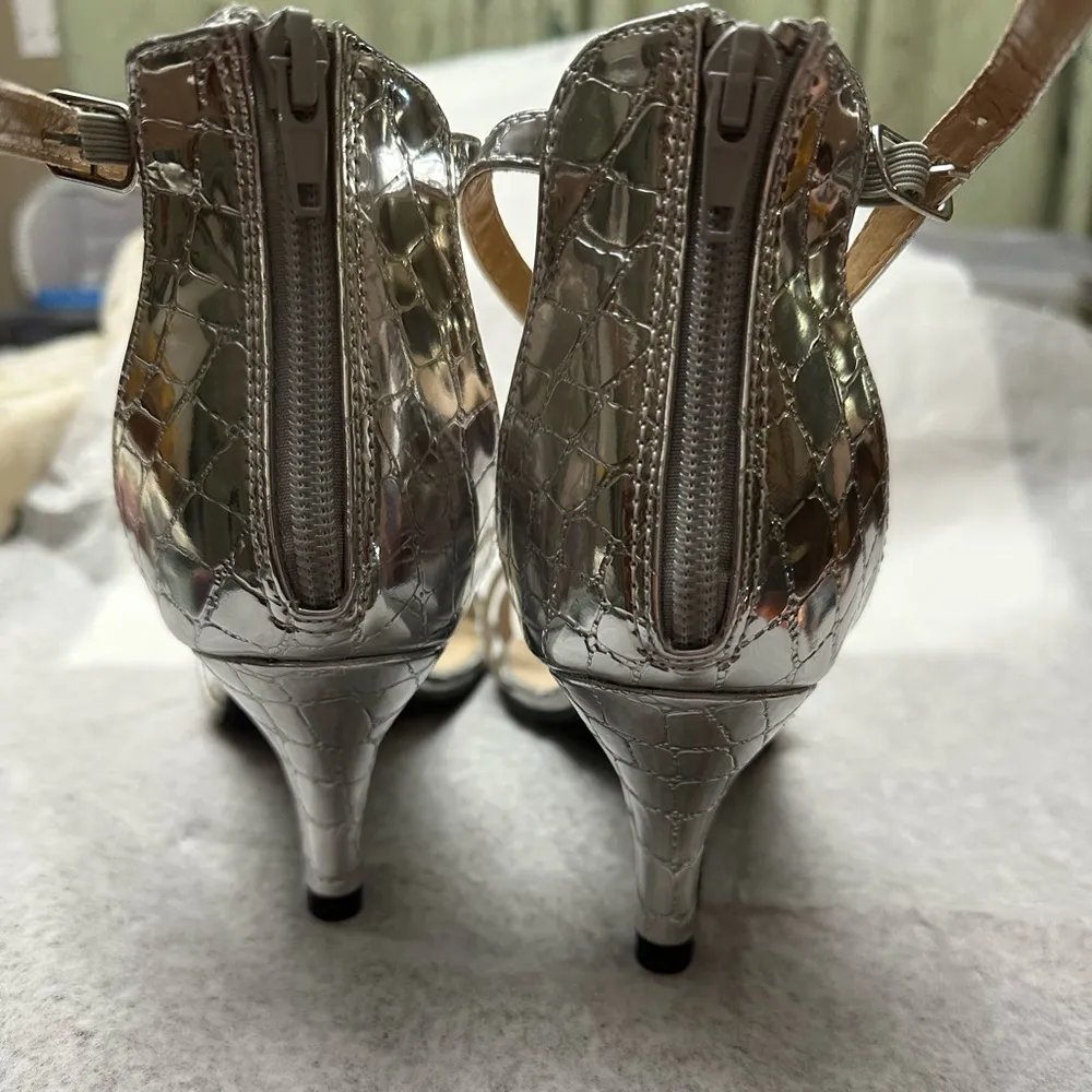 Classique 2 inch silver snake skin type finish heels Size 8.5. - Image 5