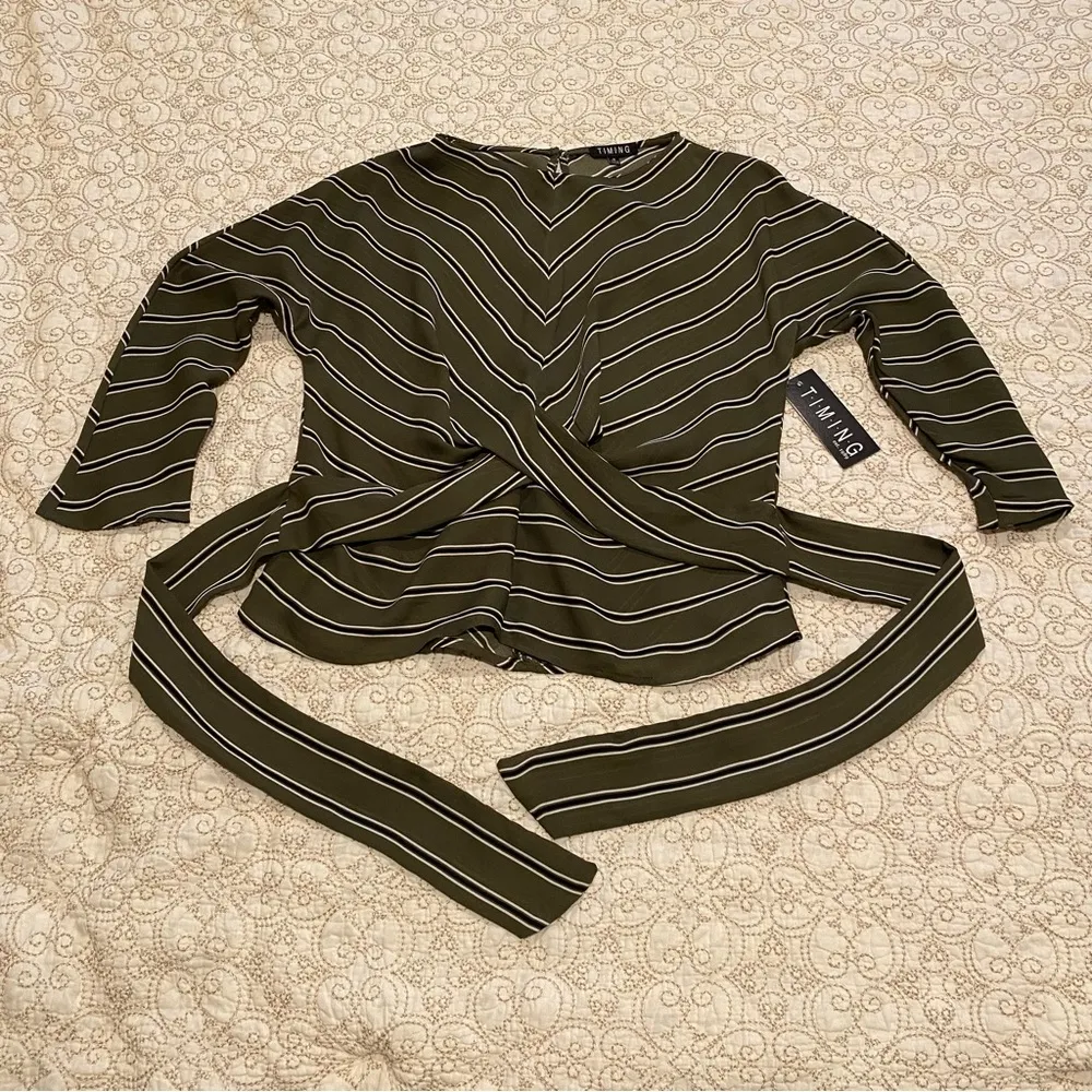 NWT Timing Women’s Olive Green Tie Back Fitted Blouse Size Medium - Image 4