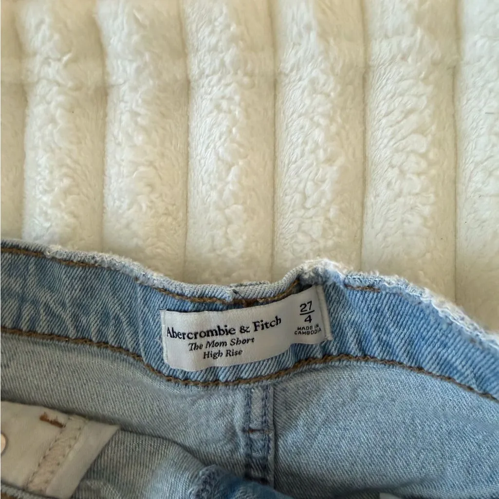 Abercrombie & Fitch Mom Shorts High Rise Light Wash - Image 4