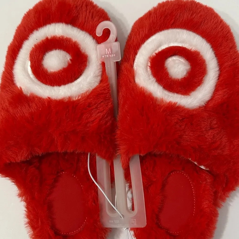 NWT Target Bullseye Red Plush Fuzzy Slippers Size M W7-8 M5-6 - Great Gift Idea - Image 10