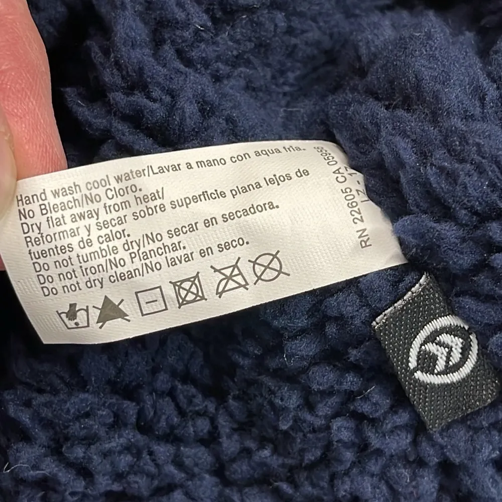 Isotoner NWT Blue Patterned Sequin Lined Winter Hat - Image 6