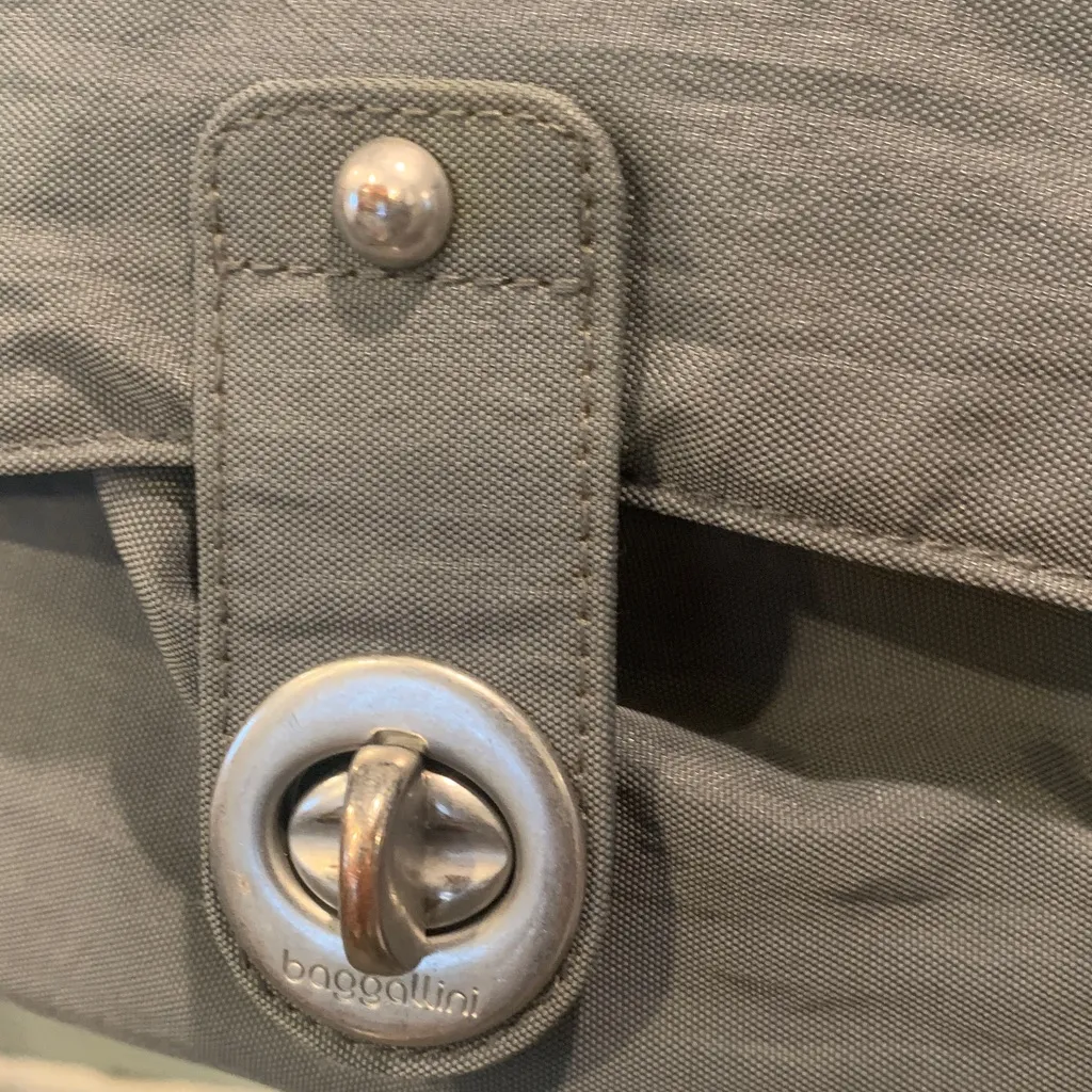 Baggallini Lightweight Gray Nylon Women's Medium Shoulder Bag Purse - Image 2