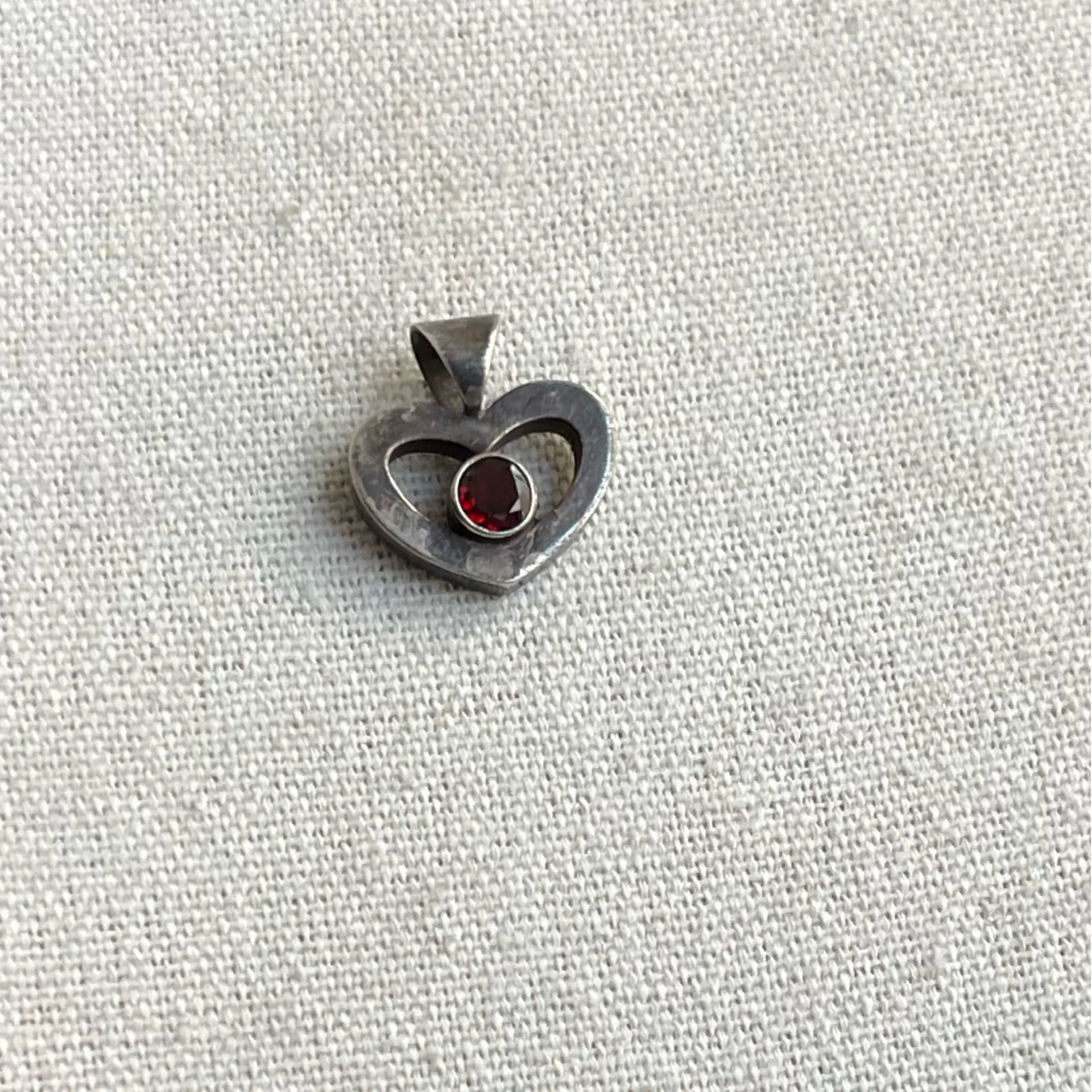 Vintage Sterling 925 silver heart pendant Red Garnet Stone Stamped - Image 3