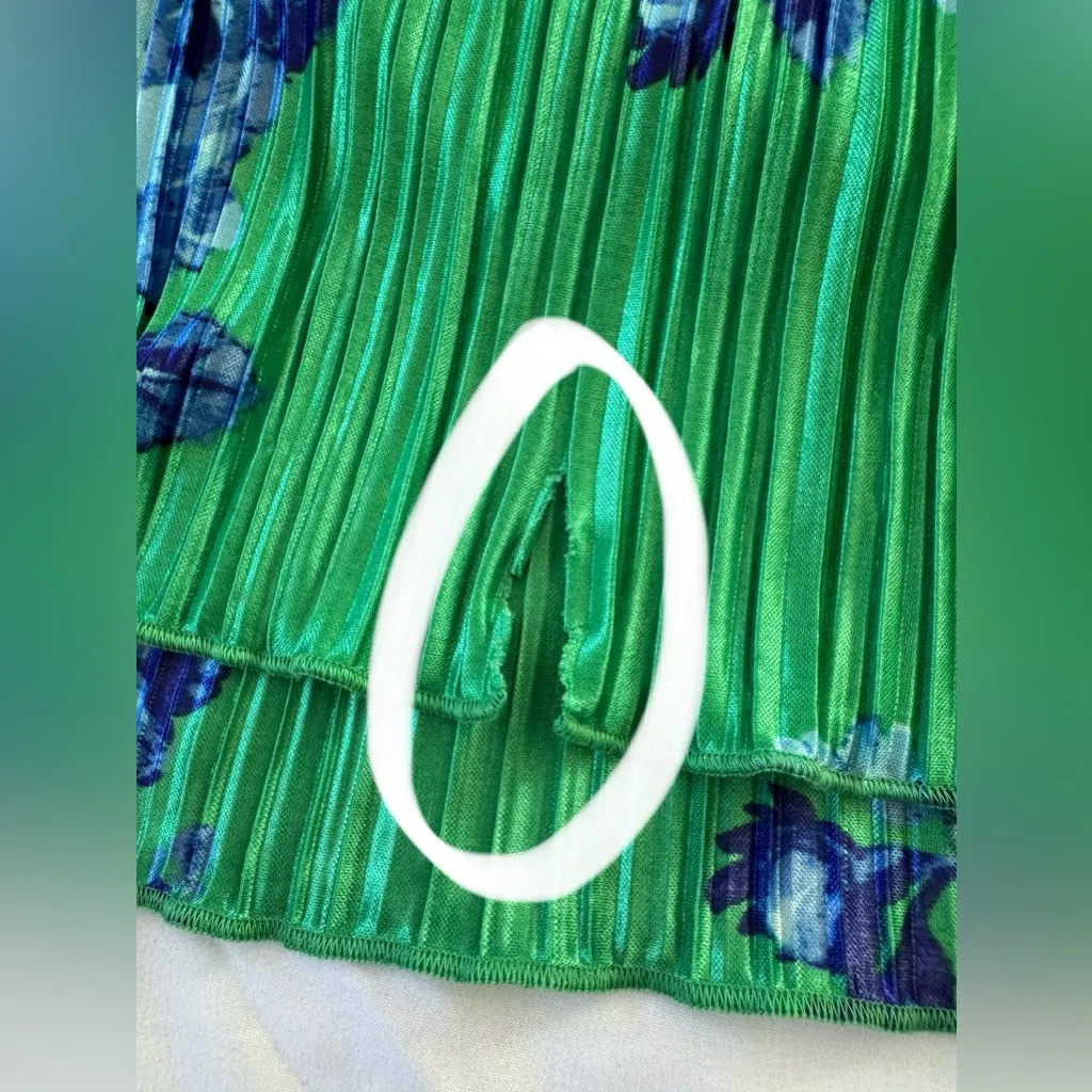 NWT Scoop Green & Blue Floral Print V - Image 9