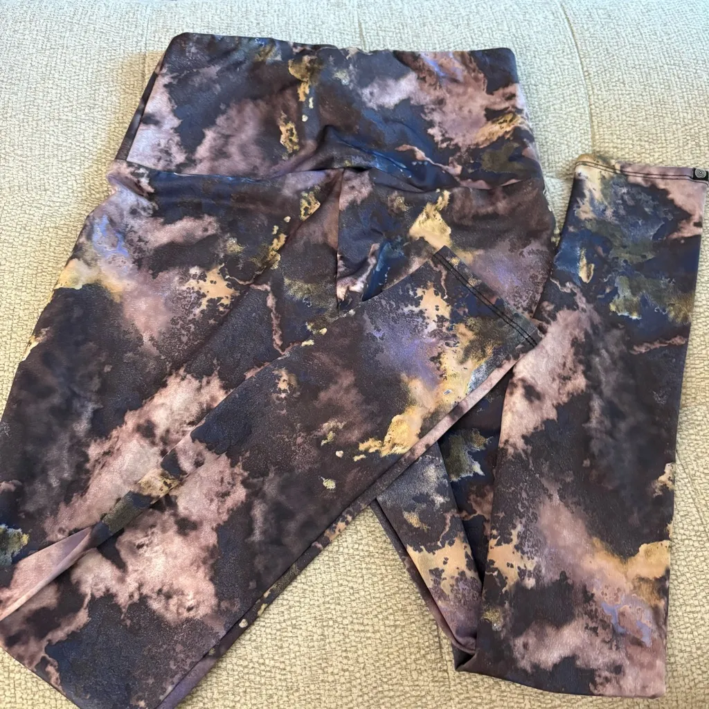 ONZIE High Rise‎ Leggings in Purple Marble Size Small - Image 8