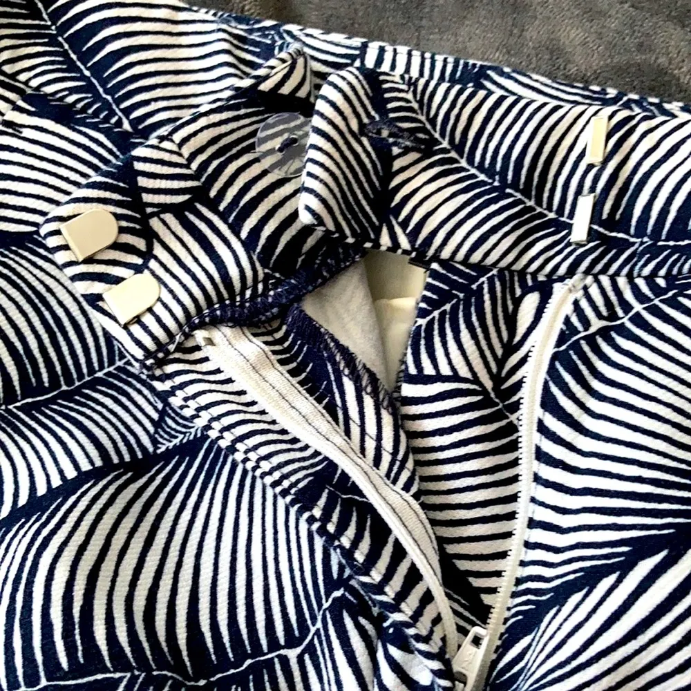 Leaf print stretch pants with pockets Size 2 - Image 4