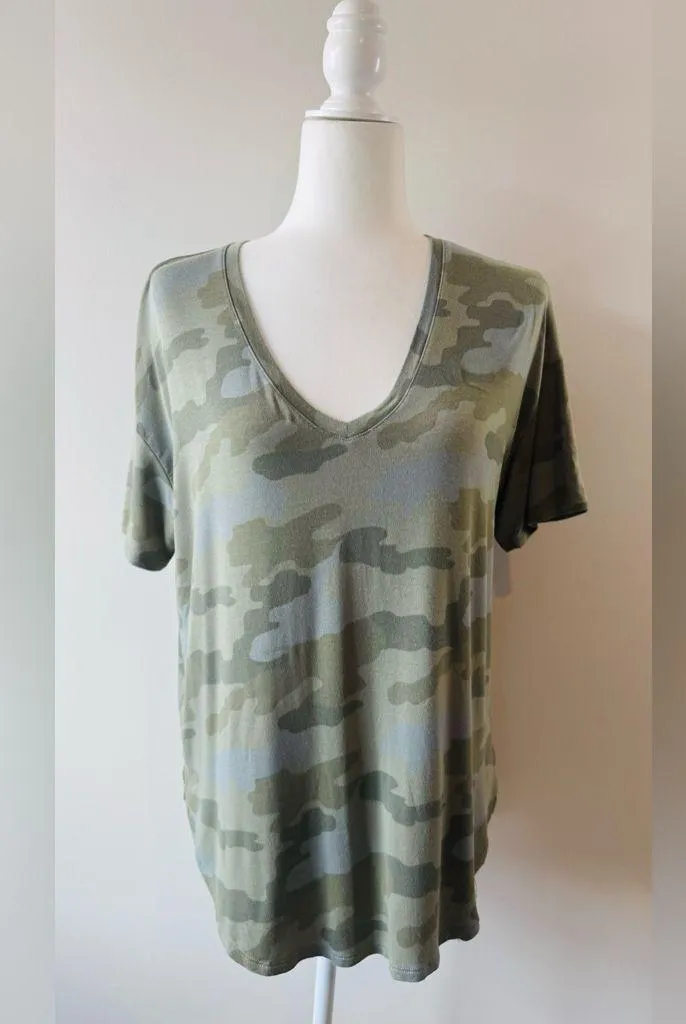 American Eagle Outfitters Soft & Sexy Oversized Camo V-Neck Tee Size S - Image 6