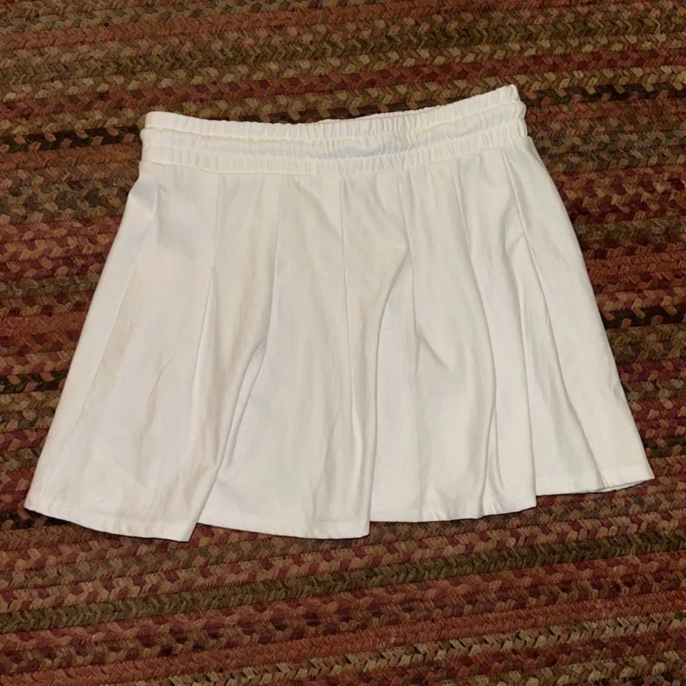 WHITE PLEATED PREPPY MINI SKIRT - Image 2